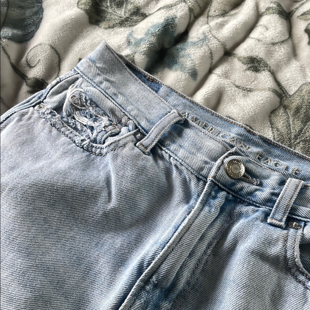 Classic American Eagle Mom Jeans Light Blue Denim